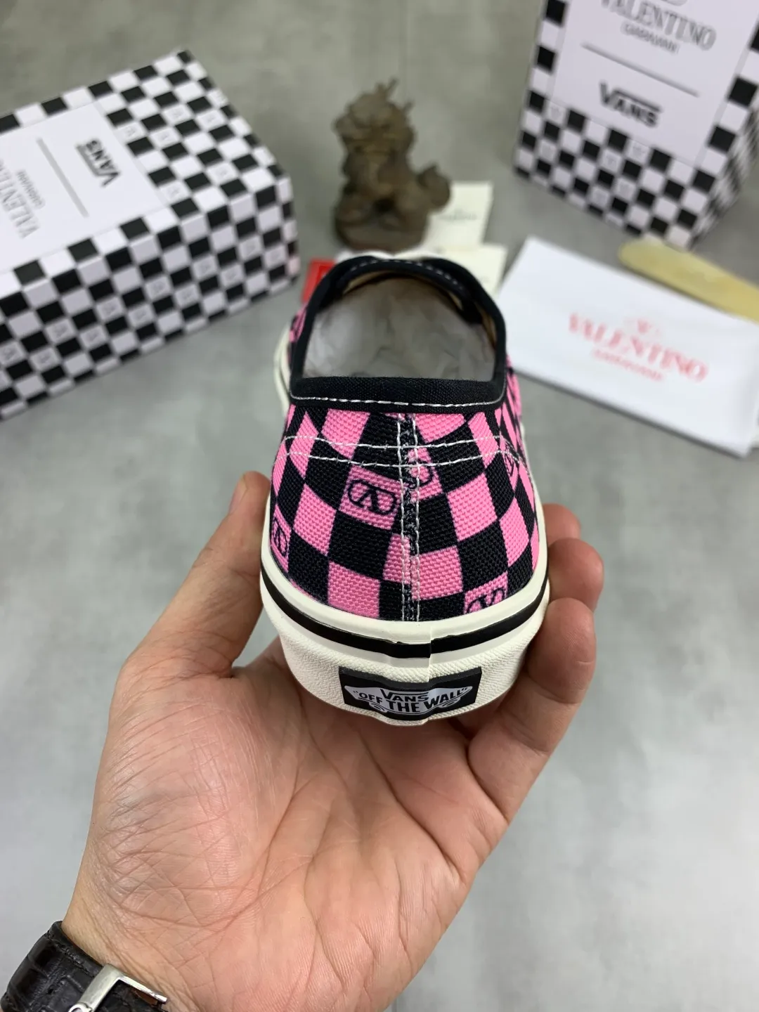 Men's shoes 💰P460 New Valentino❌Wans co-branded Valentino and Vans release new co-branded sneakers, integrating Valentino's Italian high-definition aesthetics and Vans's free and authentic spirit, giving classic shoes a personality that spans the ages. Many stars - Jolin Tsai. Yang Zi. Liu Wen. Ma Baiquan. Choi Soobin. freen. Song Zuer. JJ Lin. zel. Cecilia Cheung. shark. Xin Yunlai...Same style. Female model: 35-42 (41.42 is custom-made and non-refundable) Men's model: 39-46 (45.46 is custom-made and non-refundable)